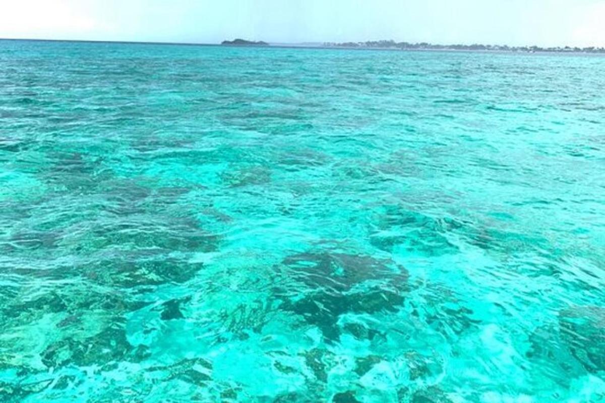 un grande specchio d'acqua blu con