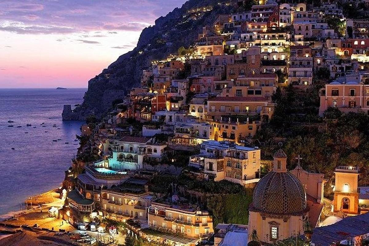 vas Positano na amalfijski obali ponoči