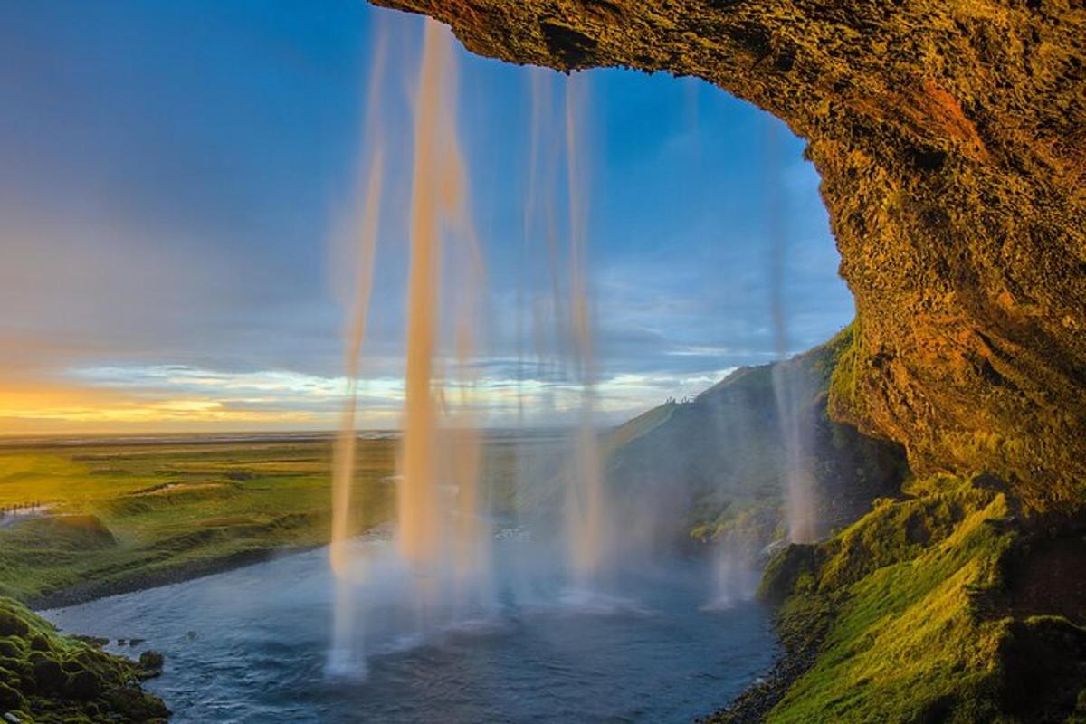 Una vista de una cascada desde una formación rocosa.