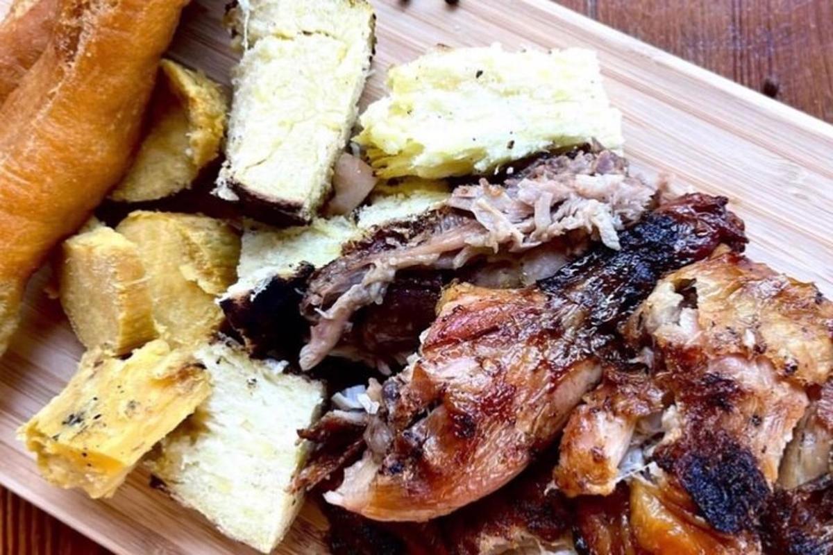 un piatto di cibo con carne e pane su un tavolo