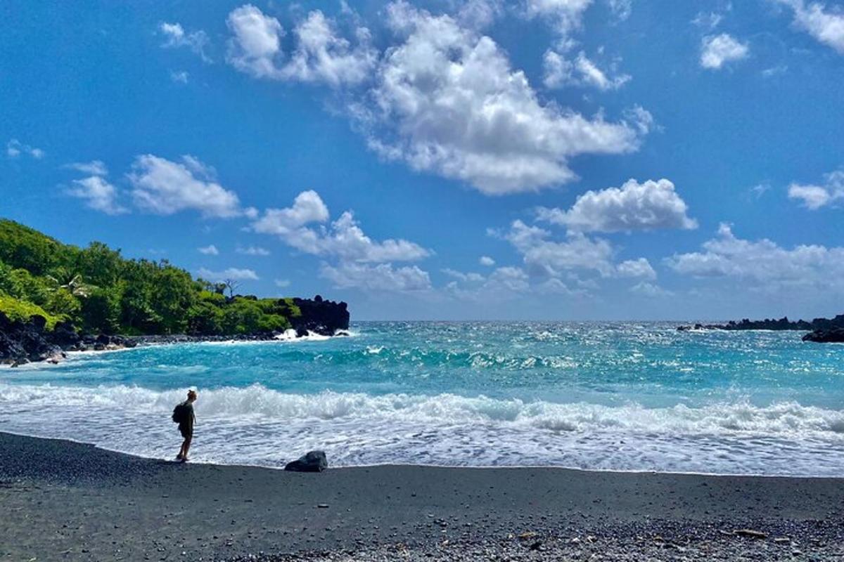 一名男子站在海边的沙滩上