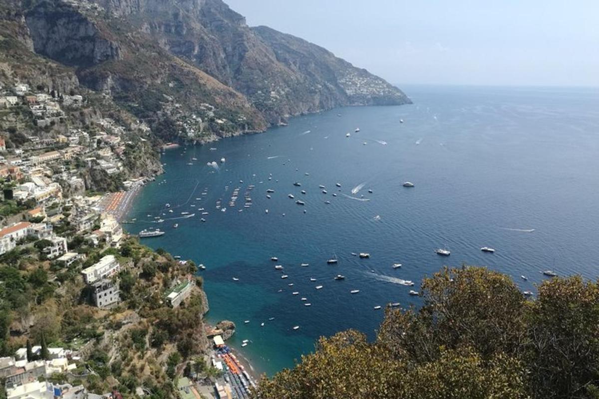 un gruppo di barche in un grande specchio d'acqua
