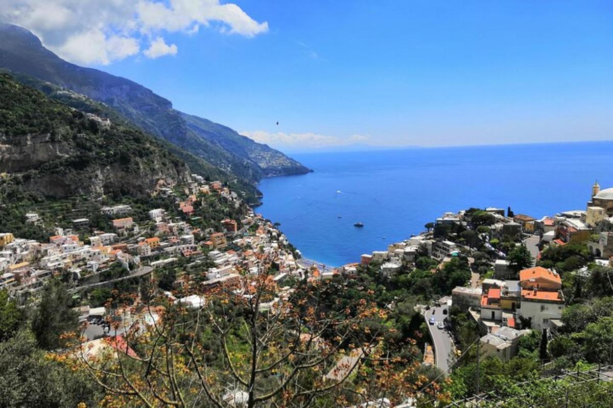 una vista di una città sul fianco di una montagna