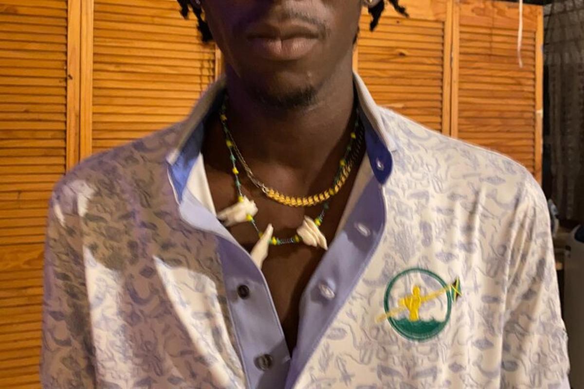 un homme portant une chemise blanche et un collier