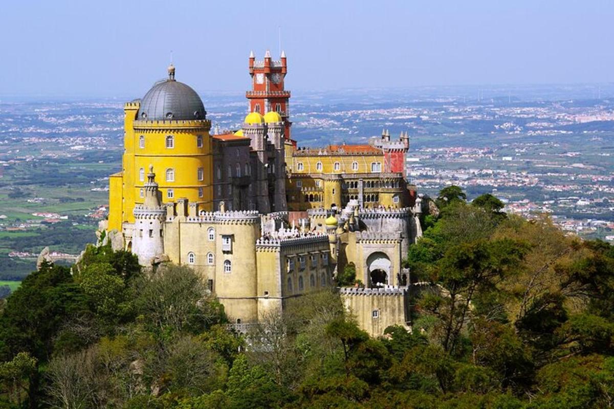 un castello in cima a una montagna