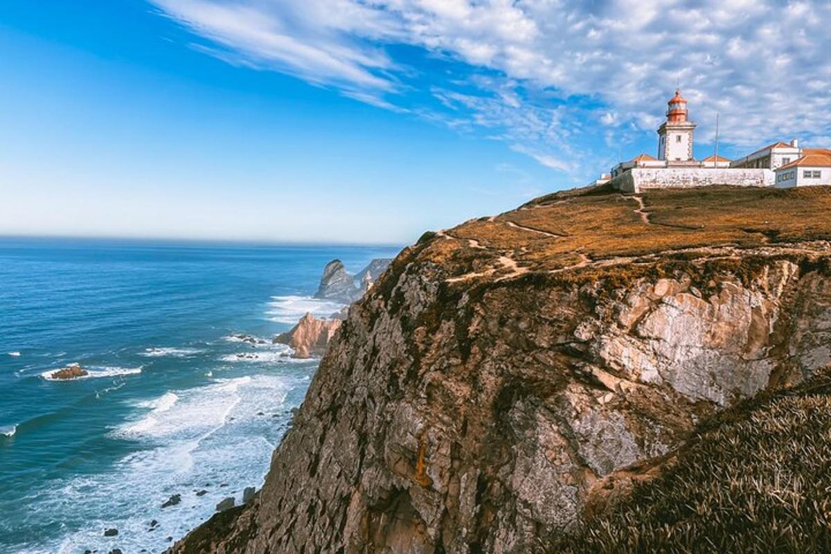 un faro in cima a una scogliera vicino all'oceano