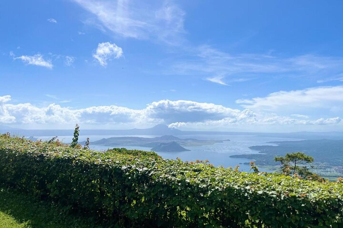 útsýni yfir hafið bak við girðingu