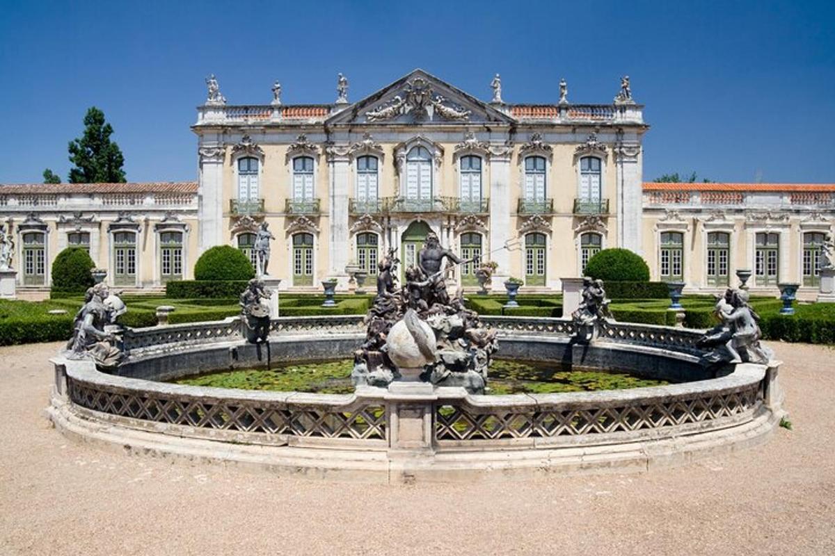 una fontana di fronte a un grande edificio