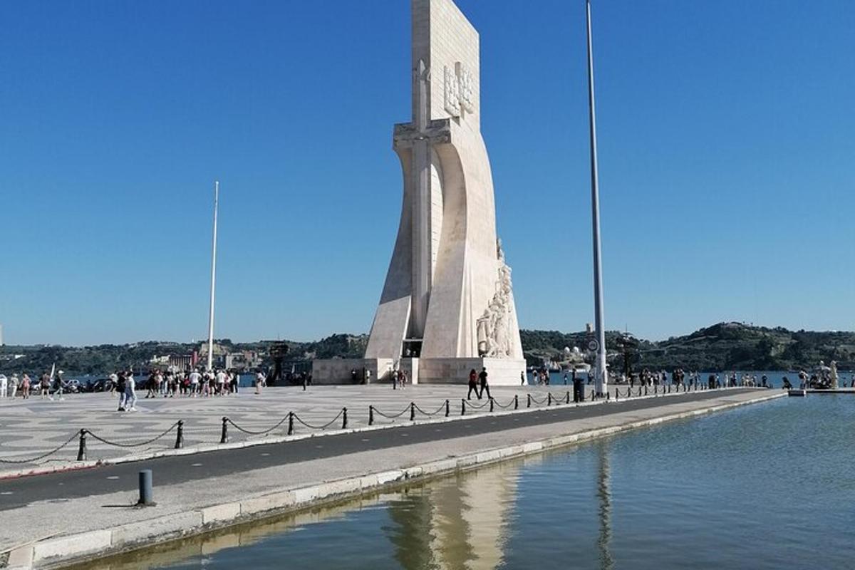 vysoký monument s odrazem ve vodě