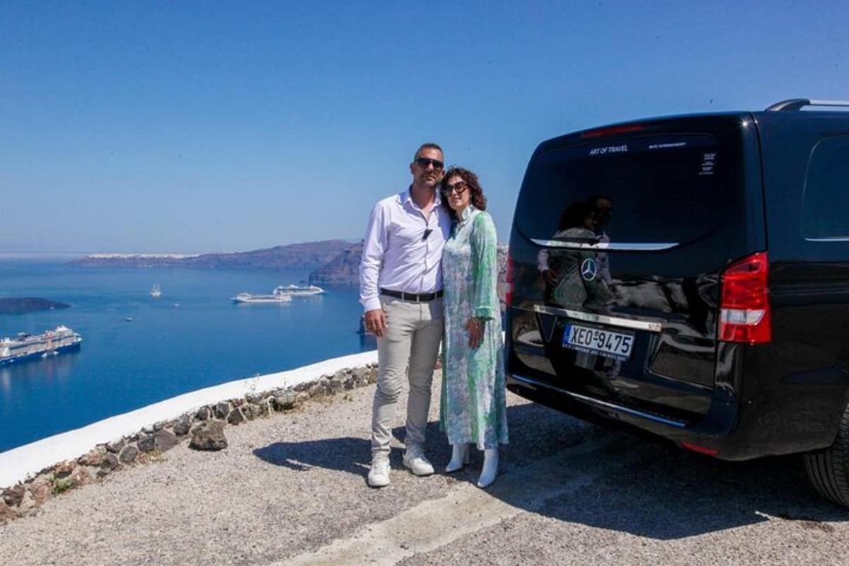 ένας άνδρας και μια γυναίκα που στέκονται δίπλα στο πίσω μέρος ενός φορτηγού