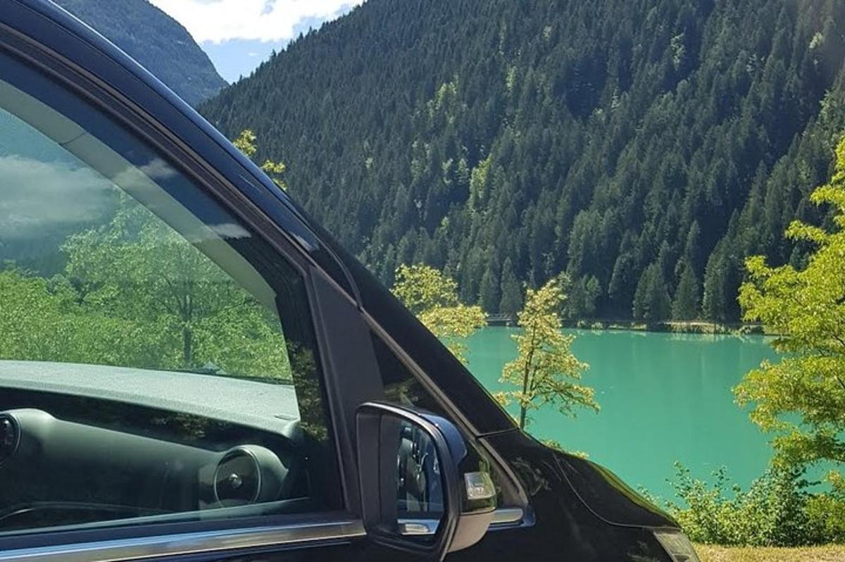 una vista di un lago dal finestrino di un'auto