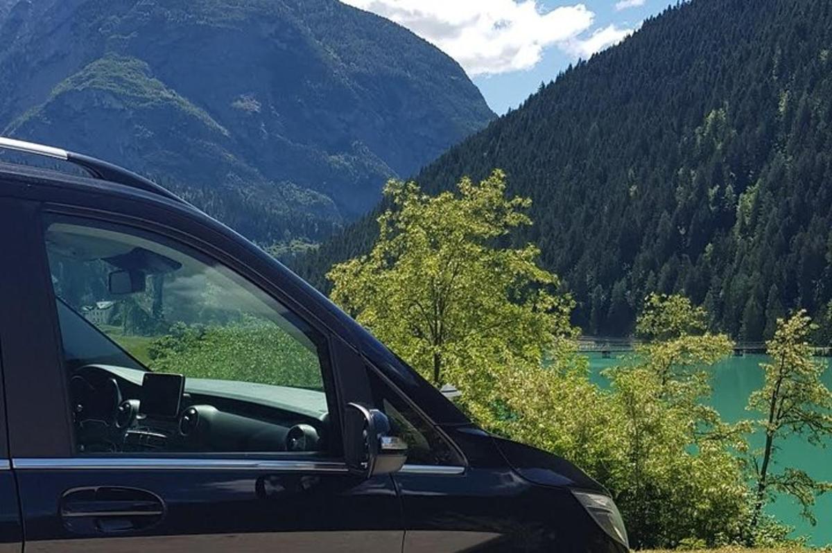 un'auto parcheggiata accanto a un lago in montagna