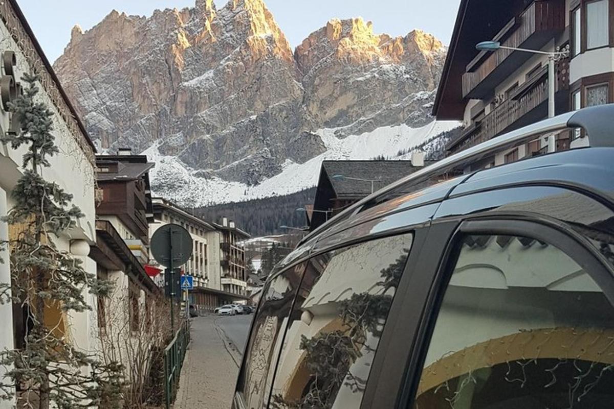 un'auto parcheggiata su una strada di fronte a una montagna