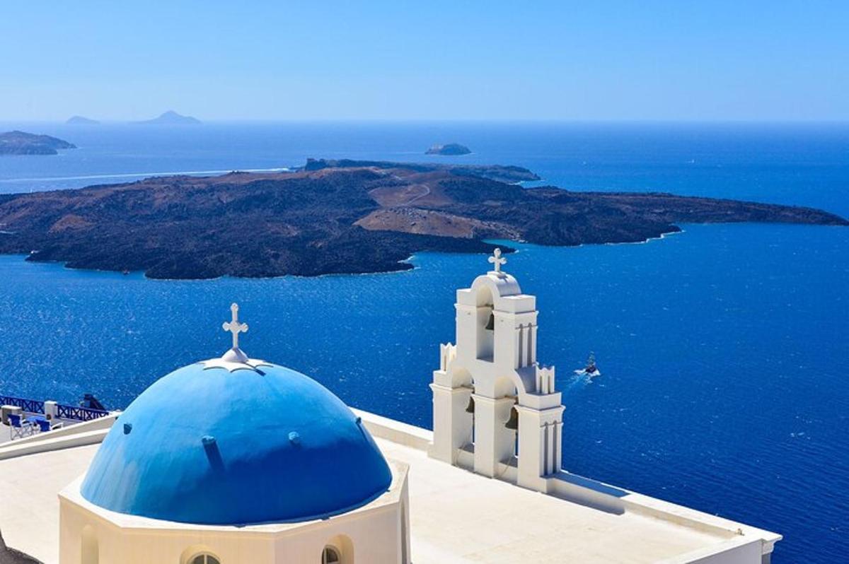μια εκκλησία με μπλε τρούλο και σταυρό στην κορυφή