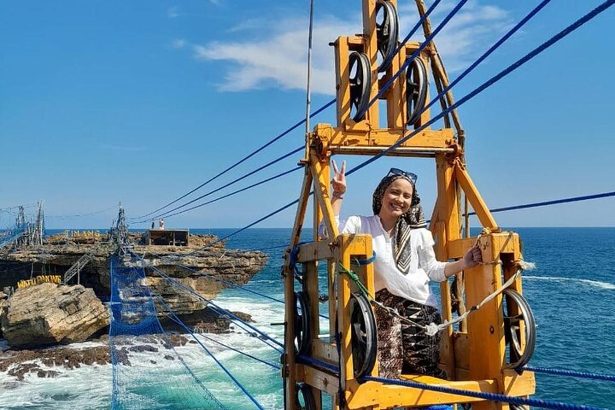 žena stojící na stroji v oceánu