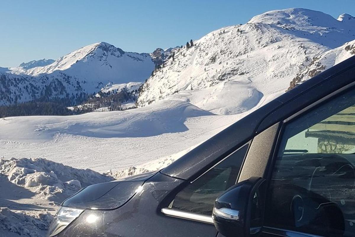 un'auto parcheggiata davanti a una montagna innevata