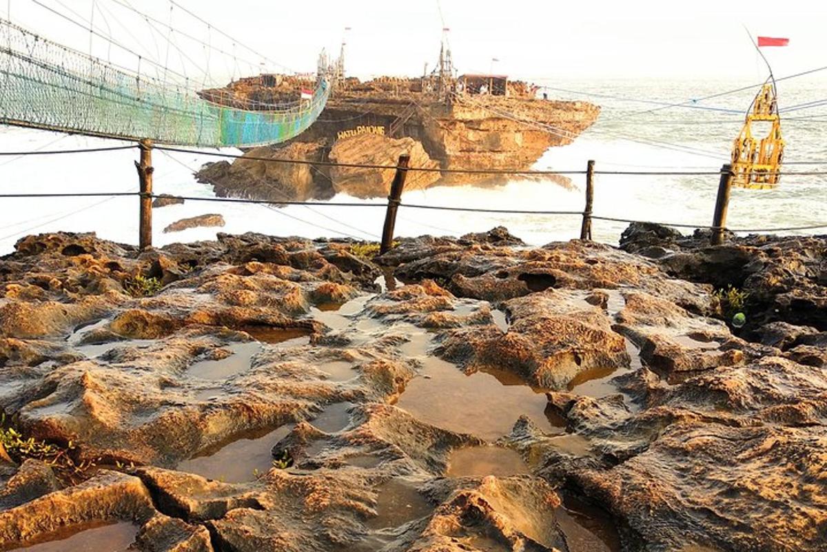um barco na água perto de algumas pedras