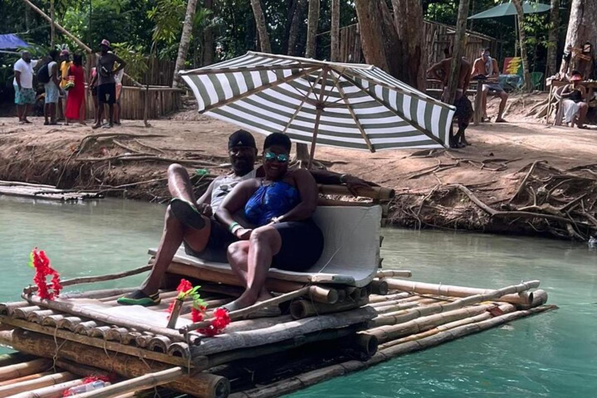 un gruppo di persone sedute su una zattera in acqua