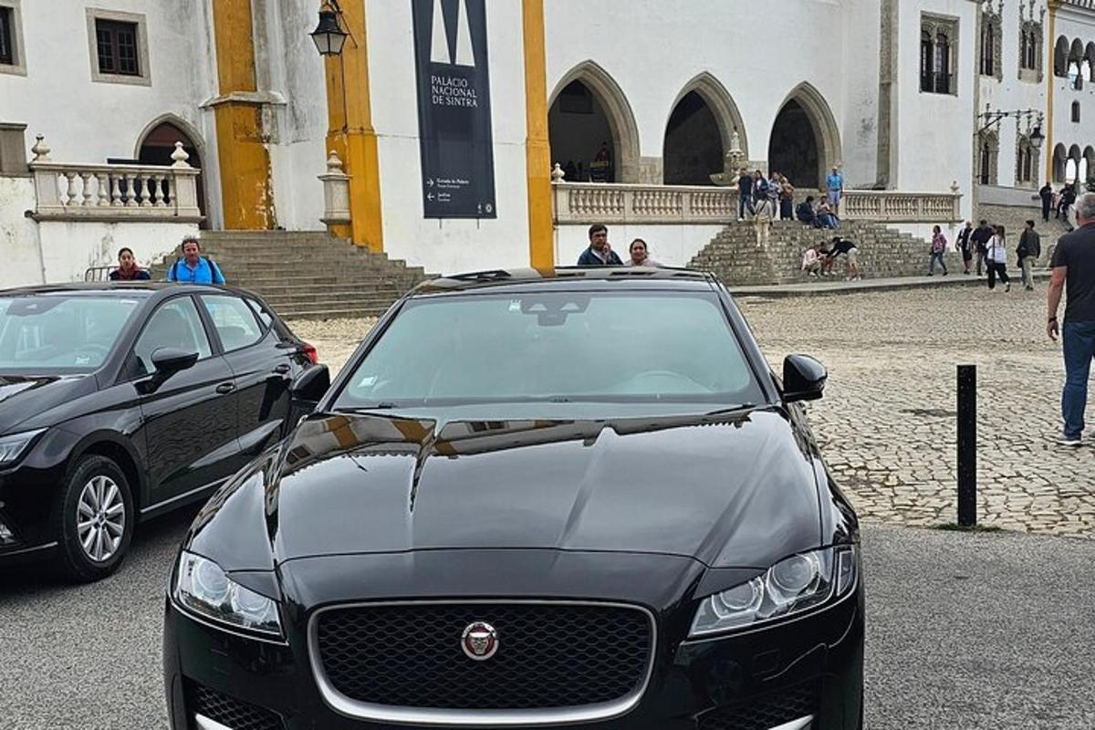 δύο αυτοκίνητα παρκαρισμένα μπροστά σε ένα κτίριο