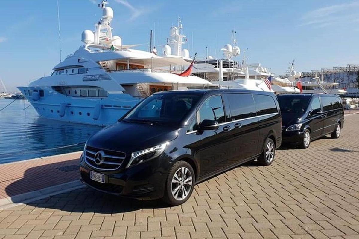 kaks autot pargitud paadi ette