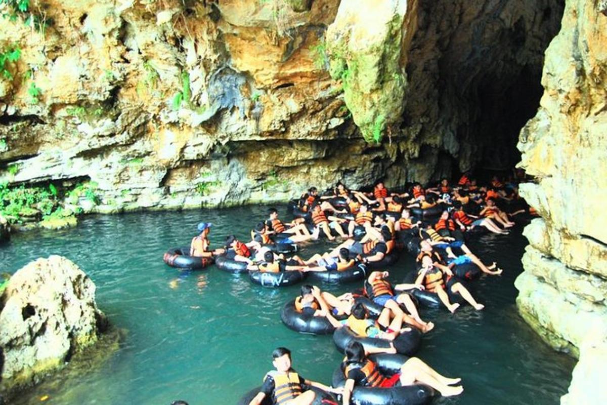 um grande grupo de pessoas descendo um rio de rafting