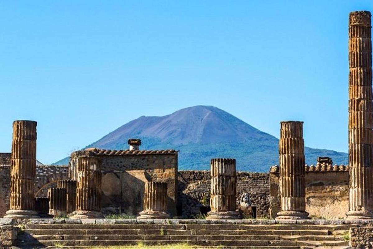 un gruppo di colonne con una montagna sullo sfondo