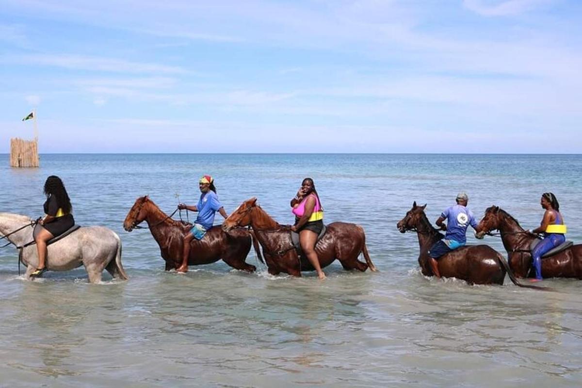 un gruppo di persone a cavallo nell'acqua