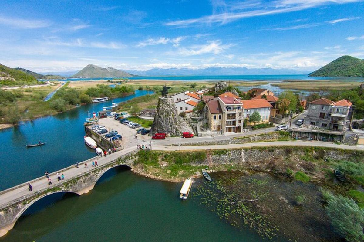 isang aerial view ng isang ilog na may mga bahay at isang tulay
