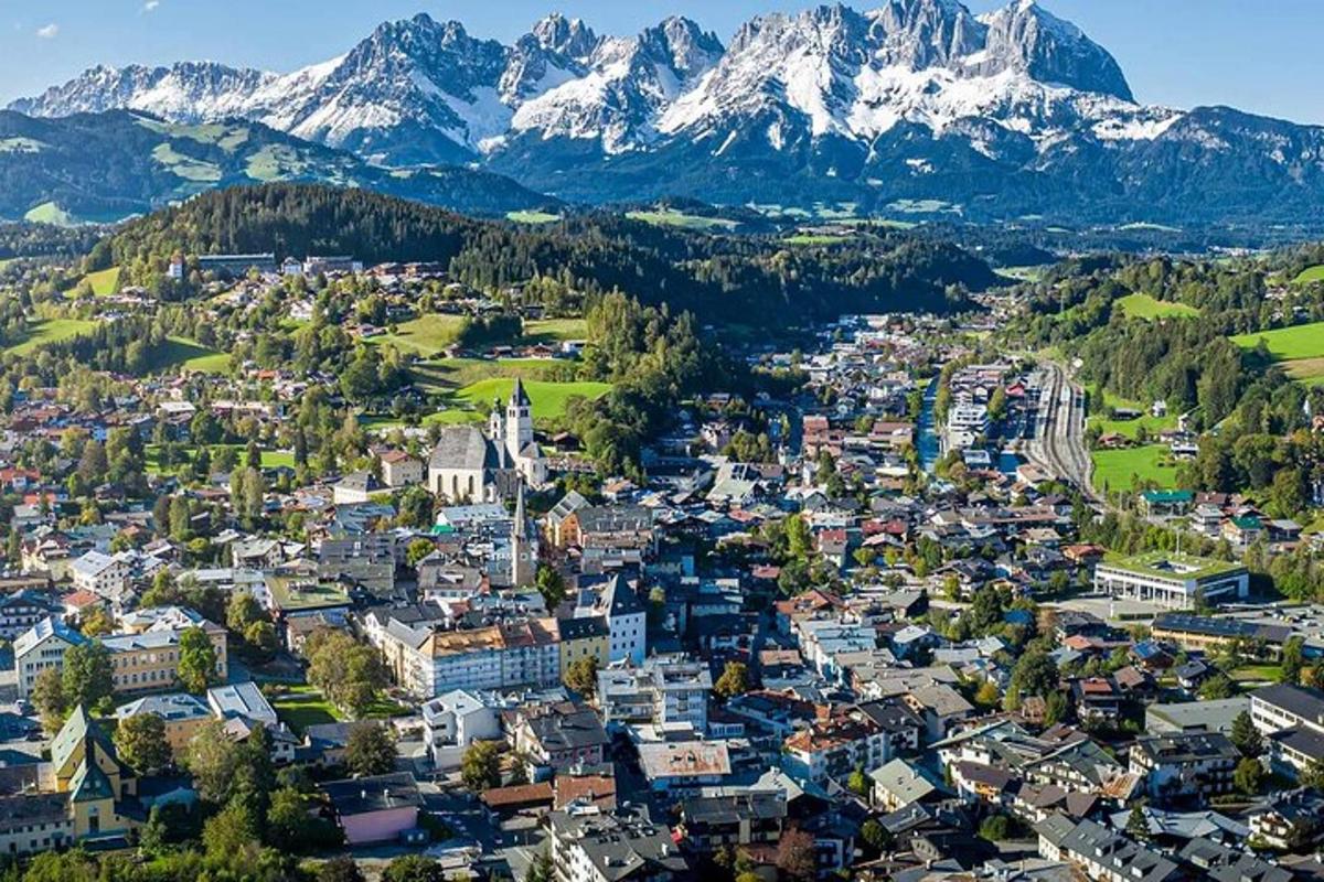 Una vista aérea de una ciudad con montañas al fondo.