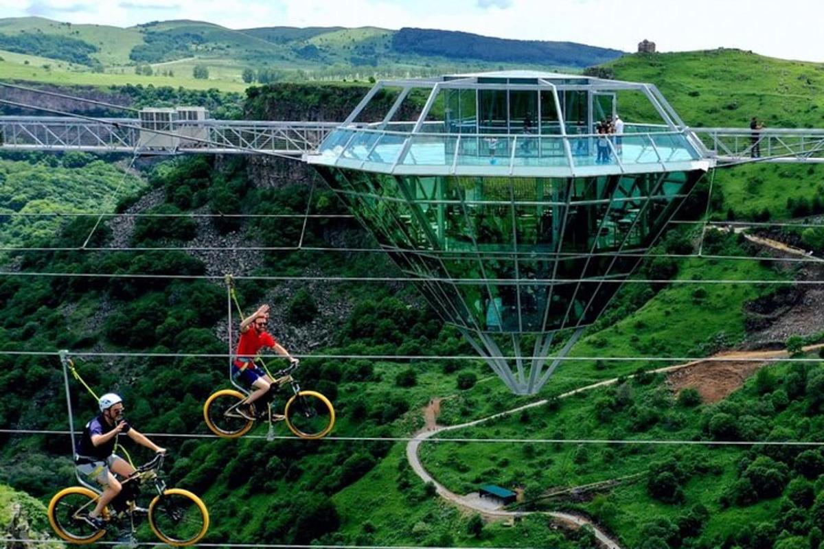 due persone in bicicletta su una teleferica