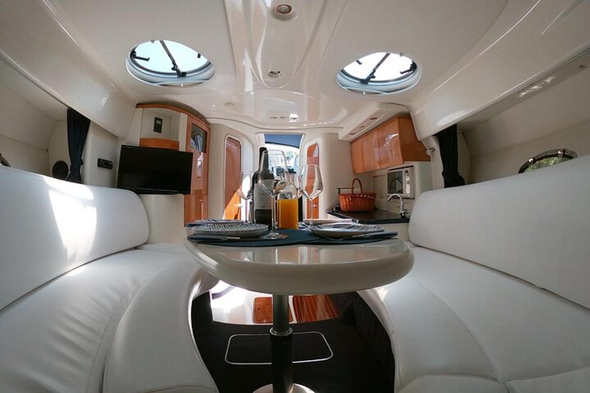 một căn phòng có một cái bàn ở phía sau xe RV
