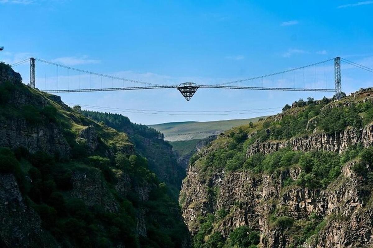 pogled na viseči most čez gorski kanjon