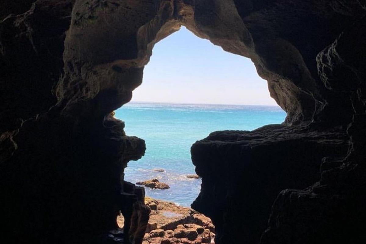 Una vista del océano desde una cueva