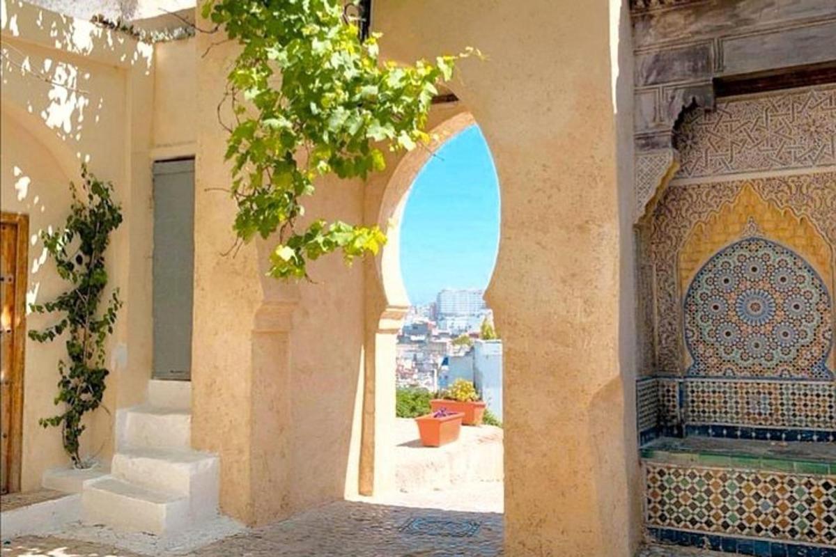 şehir manzaralı bir binadaki kemer