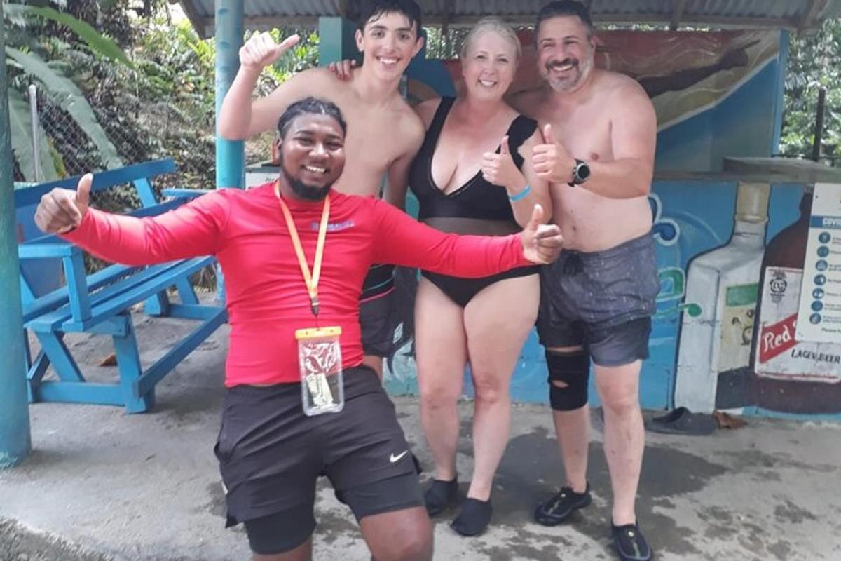 un gruppo di persone che fanno il segno del pollice in su in spiaggia