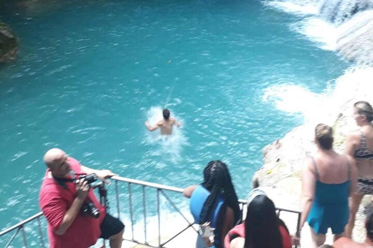 un uomo che nuota nell'acqua su una barca