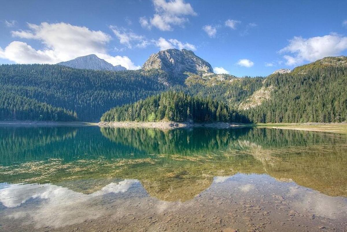 un riflesso di una montagna in uno specchio d'acqua