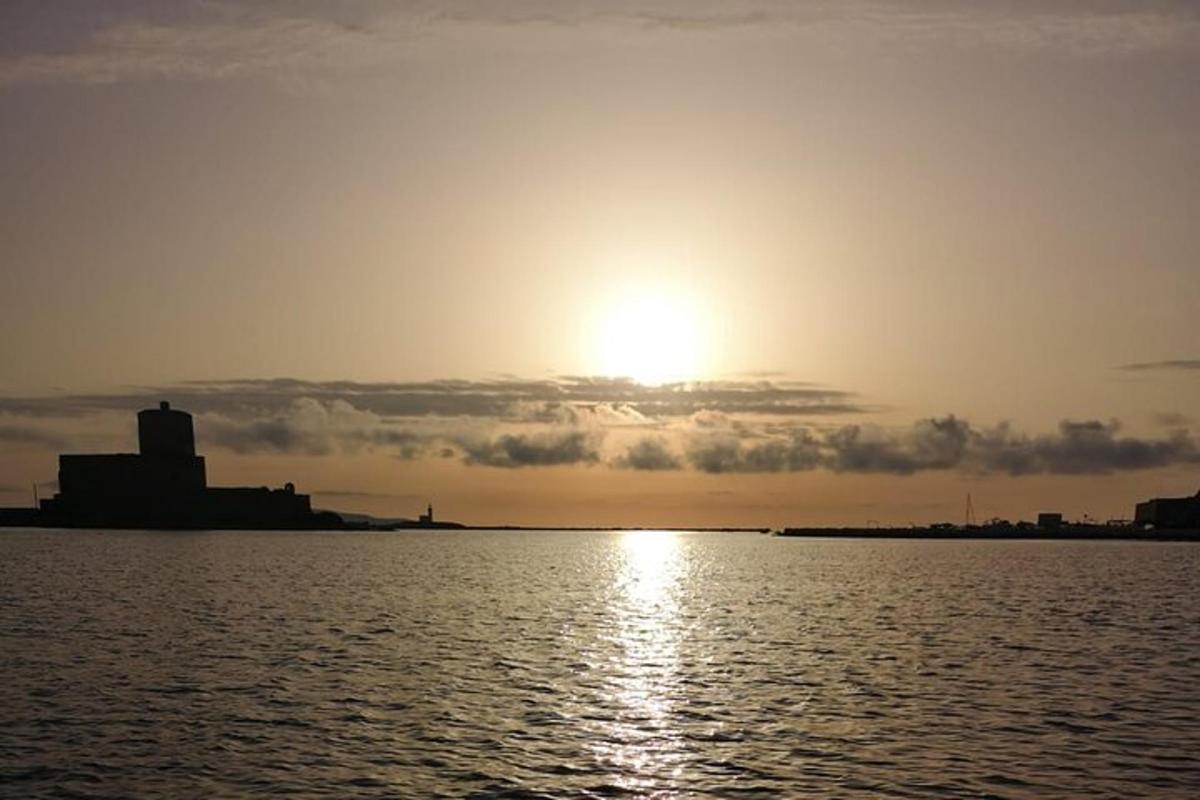 Una puesta de sol sobre un cuerpo de agua