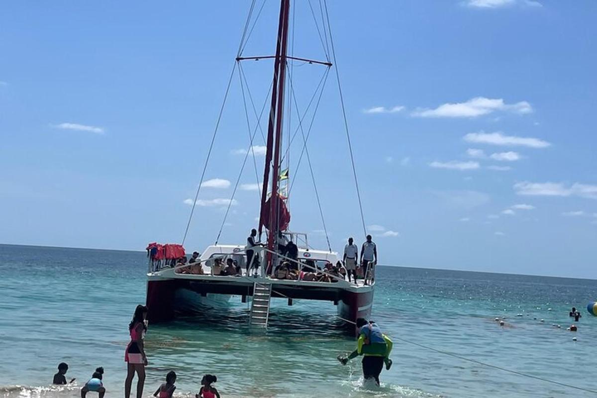 一群人站在海上的一艘船上