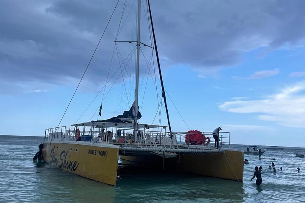 Un barco en el océano con gente a bordo.