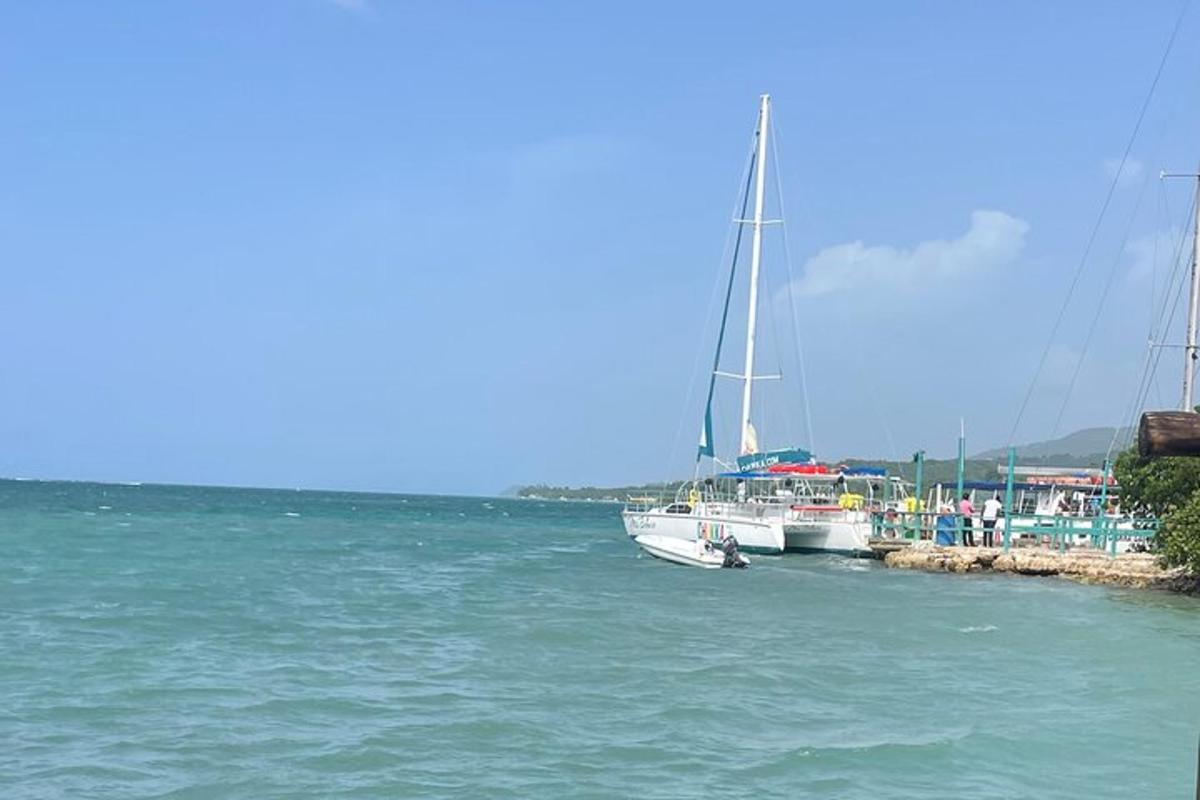 Dos barcos están atracados en un muelle en el agua.