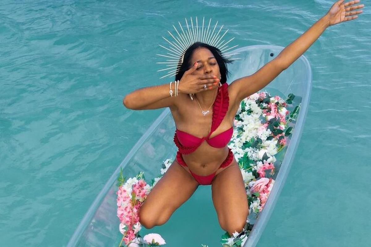 o femeie în bikini în apă