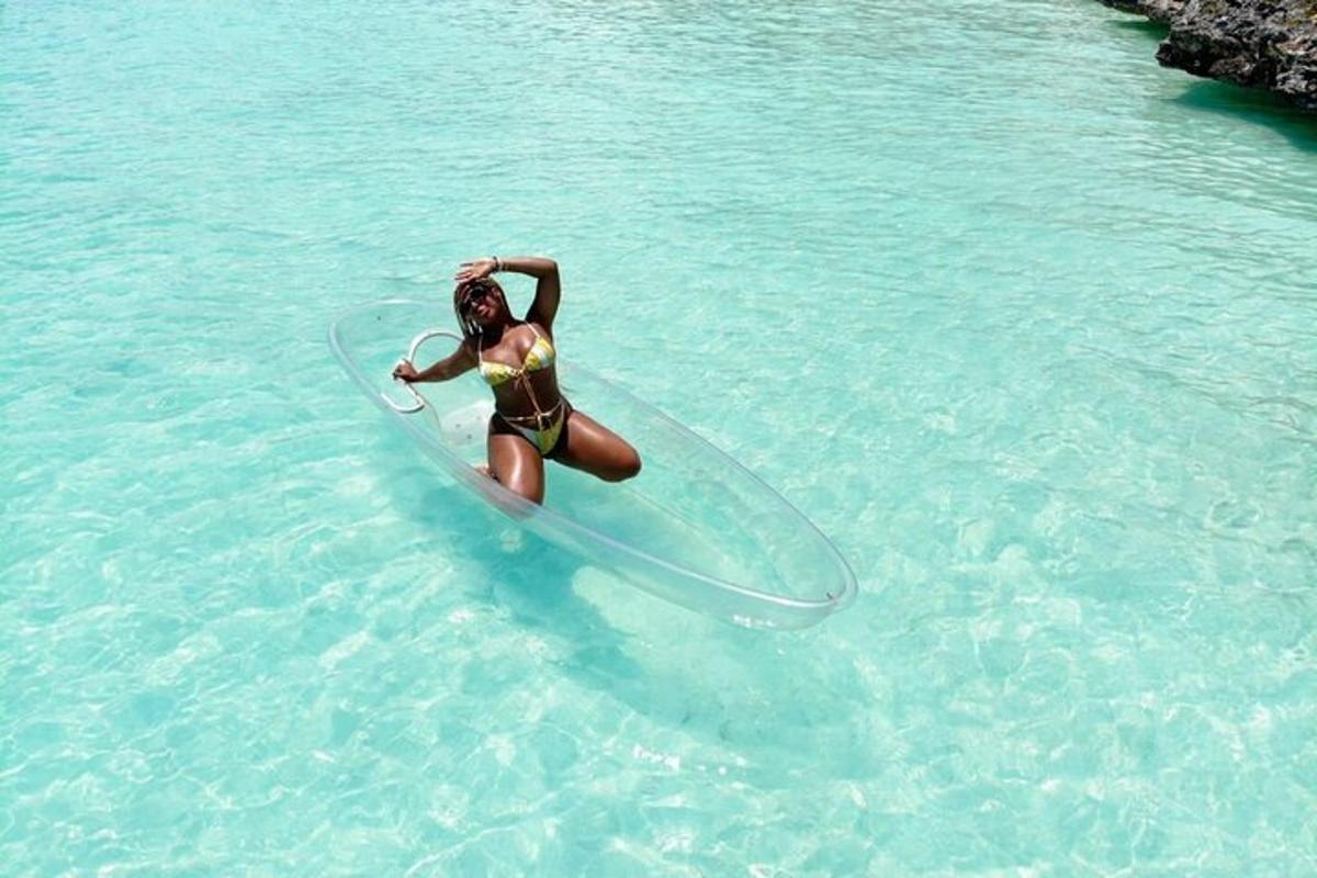 isang babaeng naka bikini sa isang surfboard sa tubig