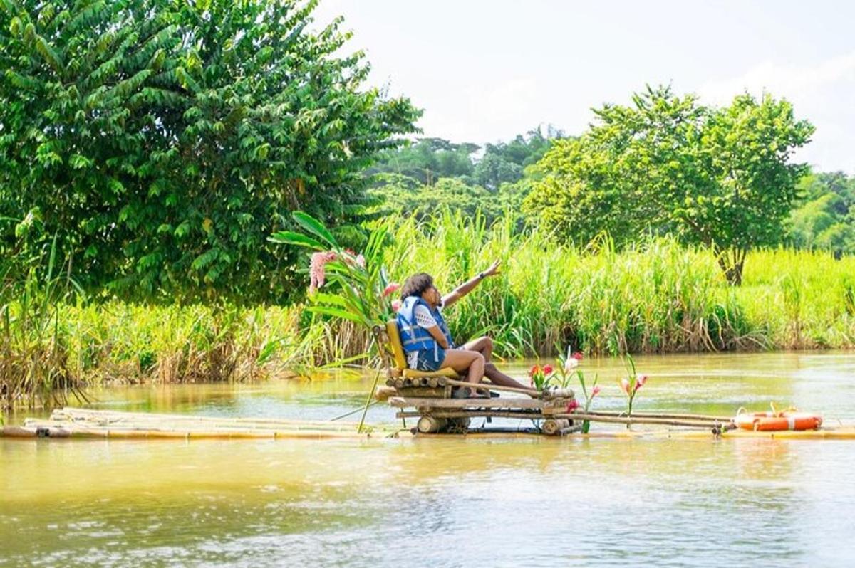 una dona asseguda en una bassa a l'aigua