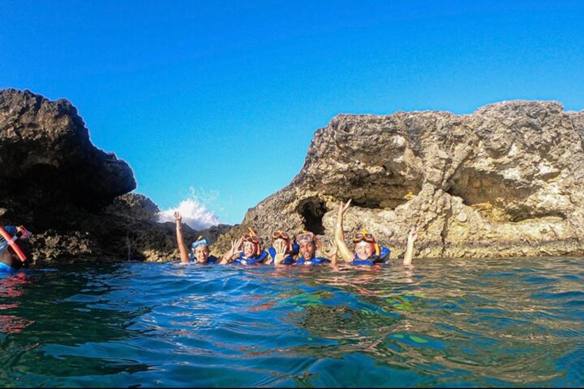 un gruppo di persone che nuotano nell'acqua
