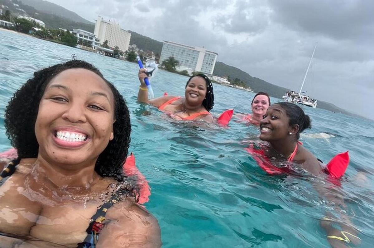 un gruppo di donne che nuotano nell'acqua