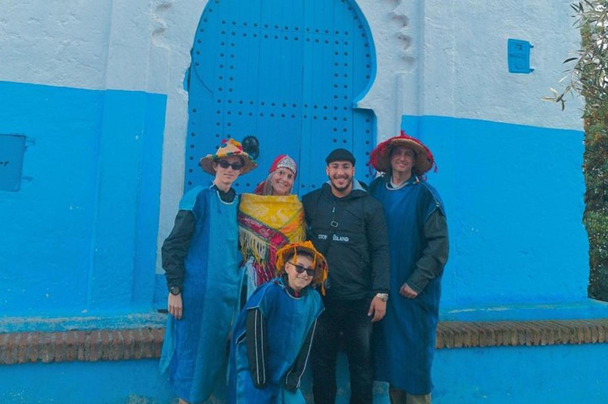 un gruppo di persone in piedi davanti a un muro blu