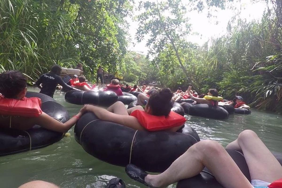 skupina lidí jedoucích na tubách ve vodě