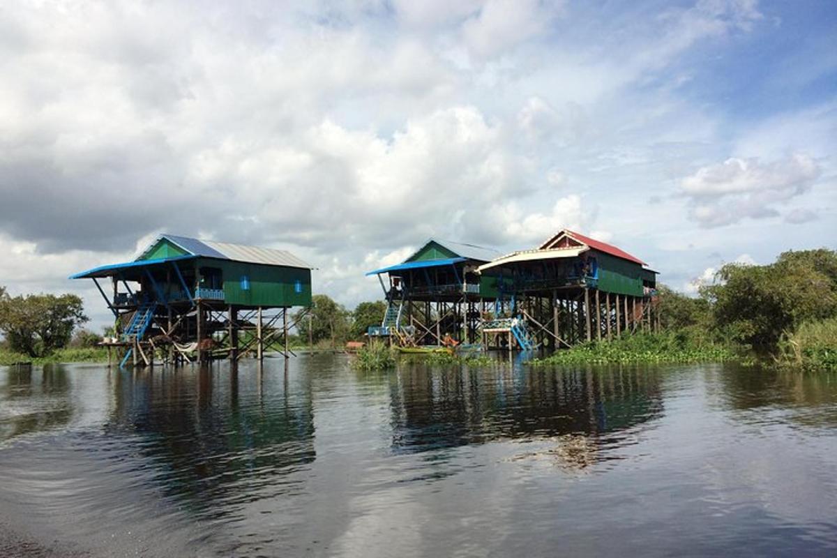 un grupo de casas al lado de un río