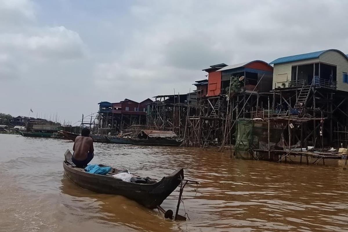 Un hombre está en un bote en el agua